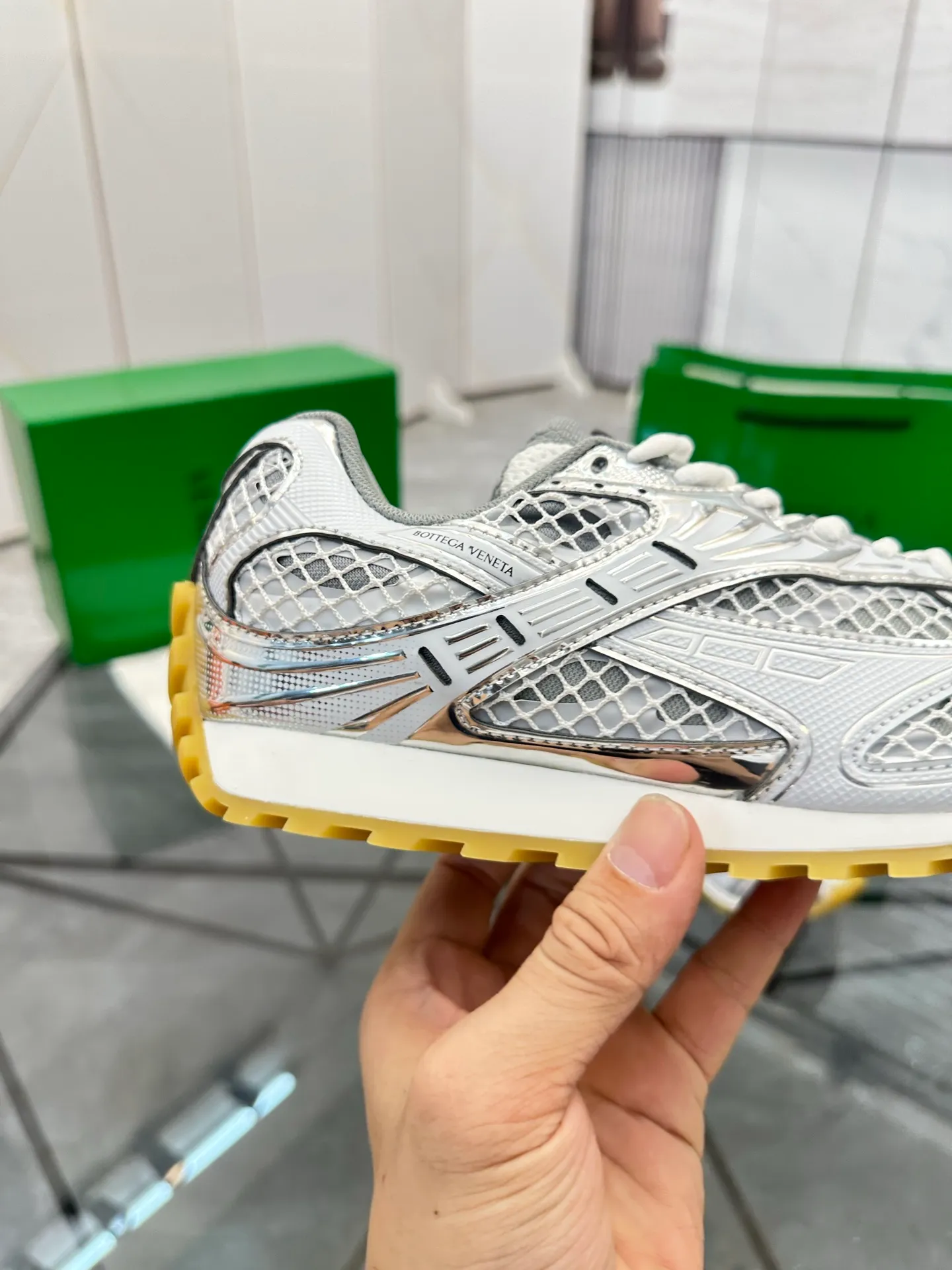 Factory men's shoes 💰: 620💰 (top version) BV Orbit sneakers Wang Yibo's same style couple's dad shoes Runner sneakers, made of lightweight technical mesh fabric. Matched with geometric pattern designed rubber outsole Wang Zha series high version Look for the package craftsmanship The actual height is much higher, but the legs are still slim. Very nice and playable and durable Matching to the standard 💯 Package shoe technology Look for the high version The outsole is made of color-blocked TPU outsole Women's model 35 36 37 38 39 40 41 (40 41 customized) Men's model 38 39 40 41 42 43 44 45. (Customized size 38 45.46) No. H345